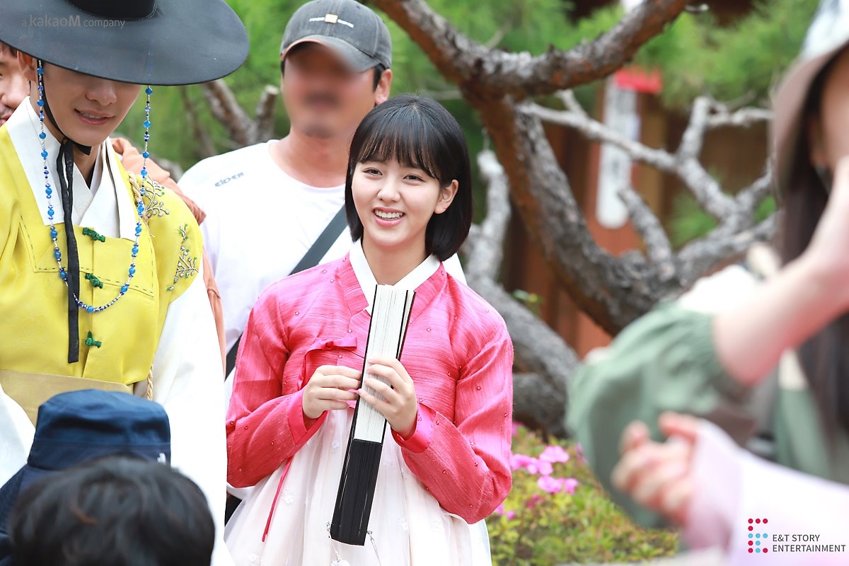 Kim So Hyun trong bộ ảnh hậu trường quay drama 'Tale Of Nok Du'