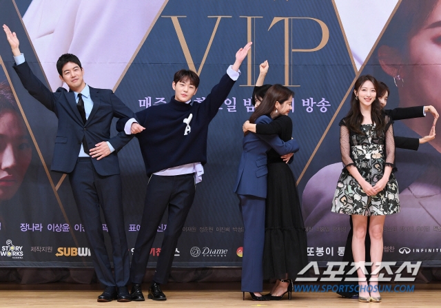 Jang Na Ra và Lee Sang Yoon đẹp đôi trong họp báo drama mới