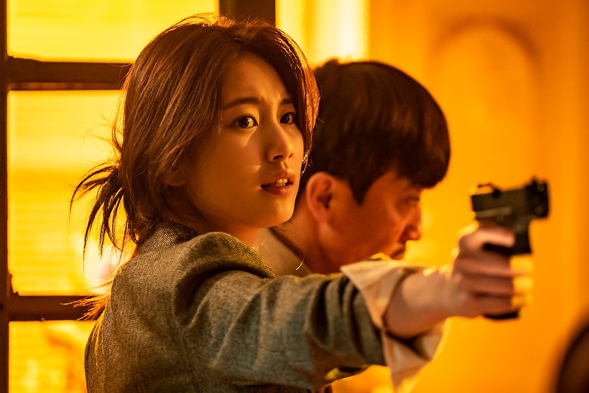 Suzy tung bộ ảnh hậu trường quay 'Vagabond' đẹp mê ly