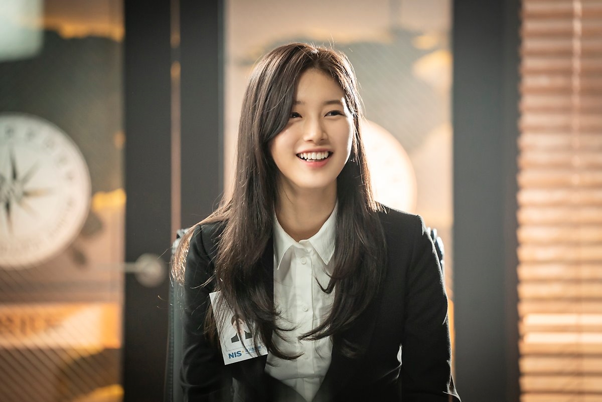 Suzy tung bộ ảnh hậu trường quay 'Vagabond' đẹp mê ly