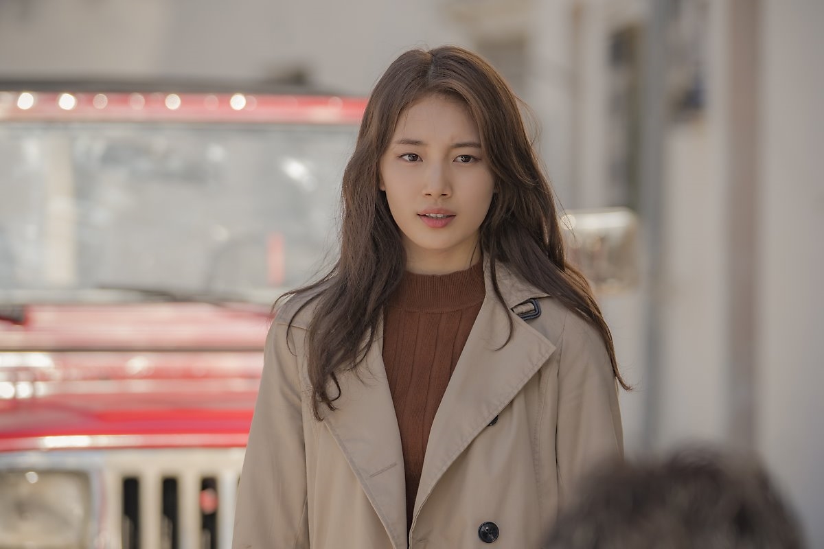 Suzy tung bộ ảnh hậu trường quay 'Vagabond' đẹp mê ly
