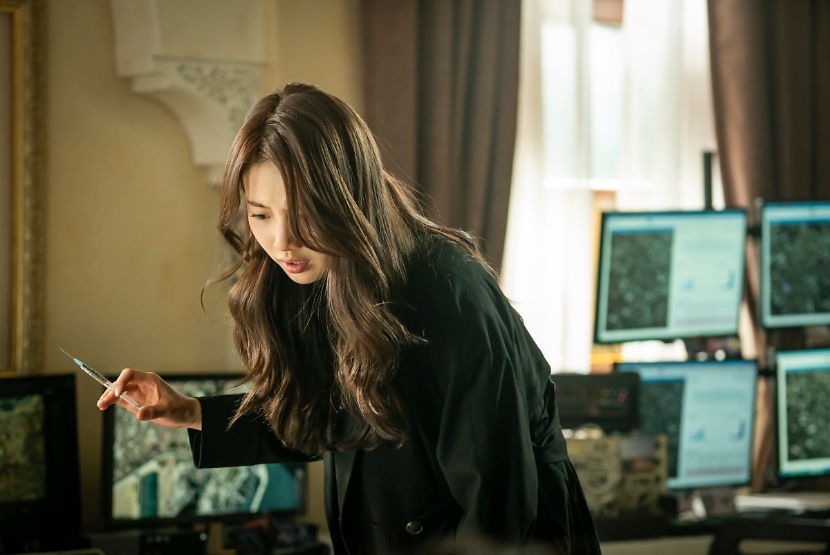 Suzy tung bộ ảnh hậu trường quay 'Vagabond' đẹp mê ly