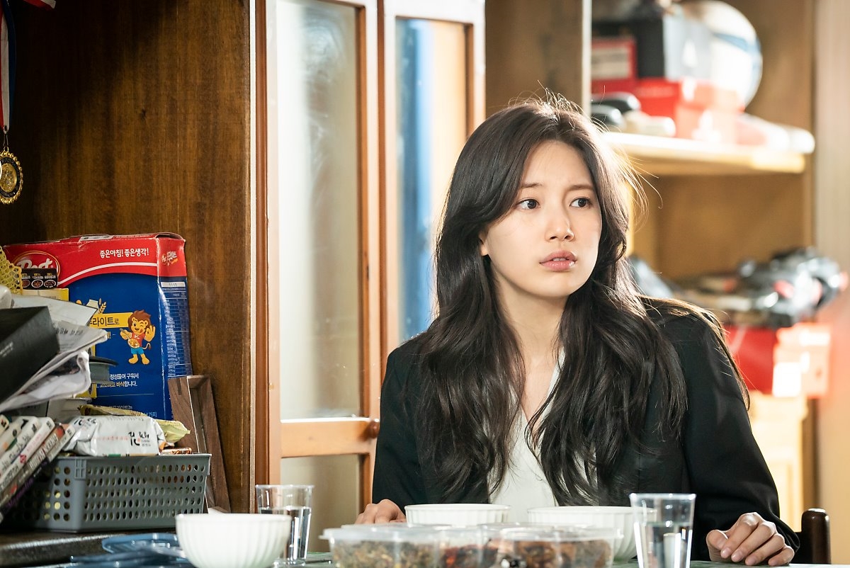 Suzy tung bộ ảnh hậu trường quay 'Vagabond' đẹp mê ly