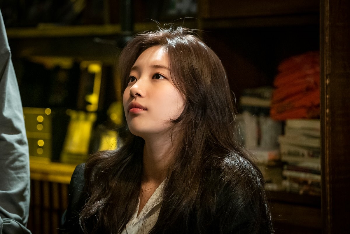 Suzy tung bộ ảnh hậu trường quay 'Vagabond' đẹp mê ly