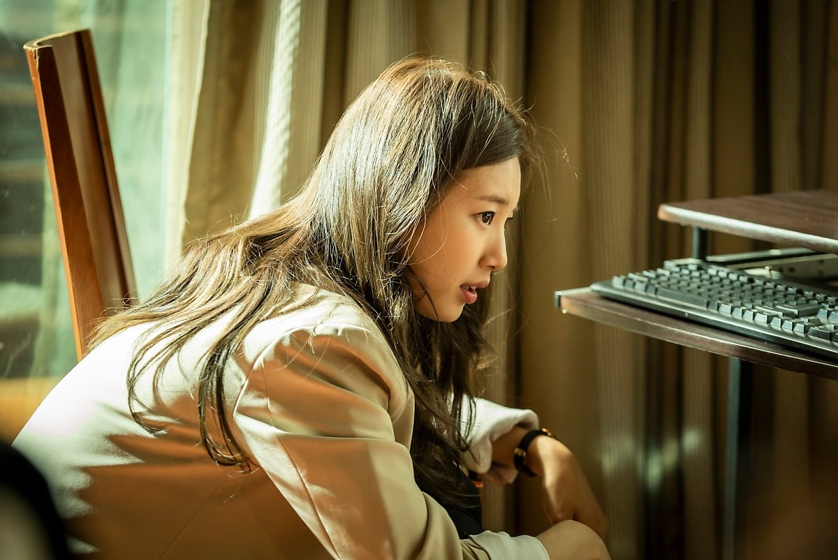 Suzy tung bộ ảnh hậu trường quay 'Vagabond' đẹp mê ly