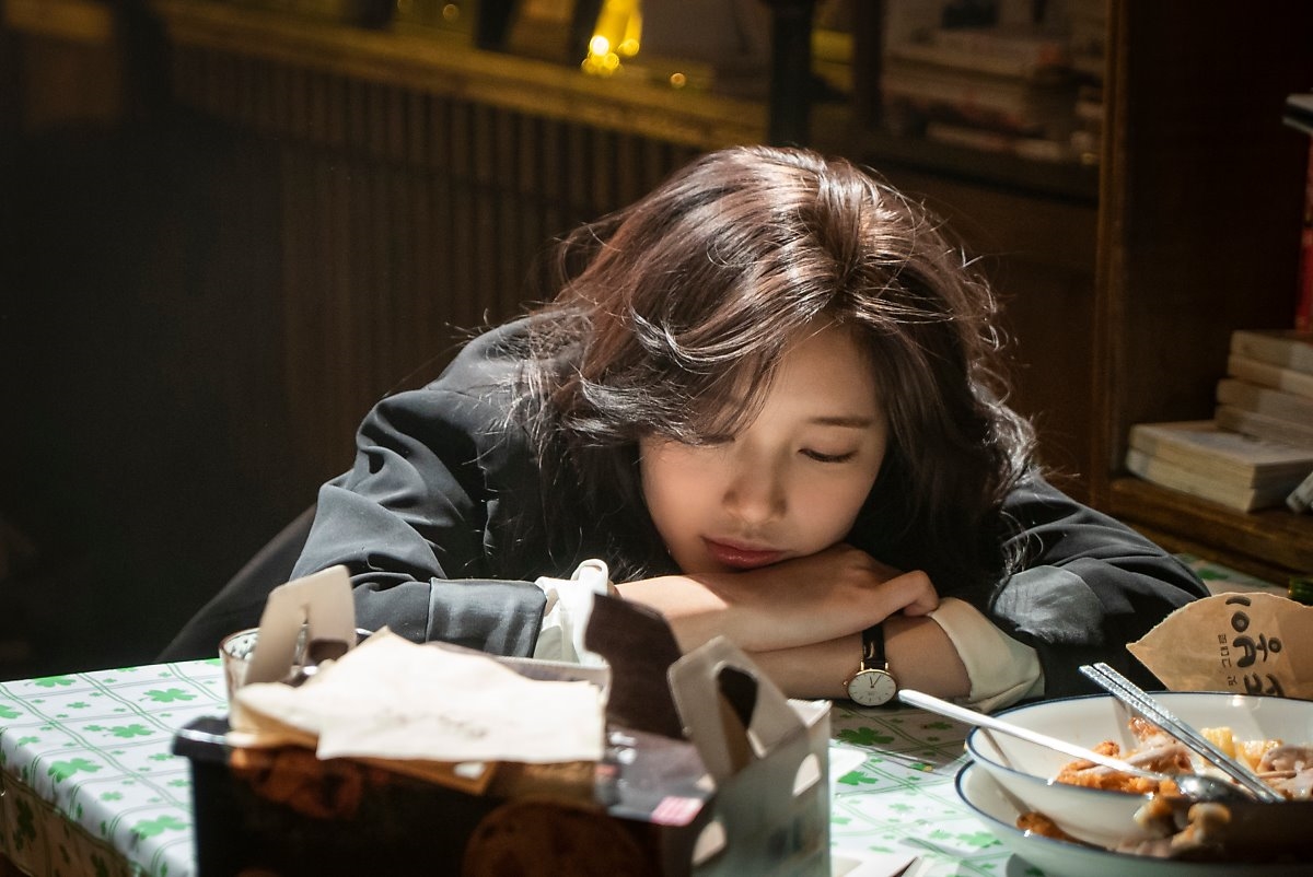 Suzy tung bộ ảnh hậu trường quay 'Vagabond' đẹp mê ly