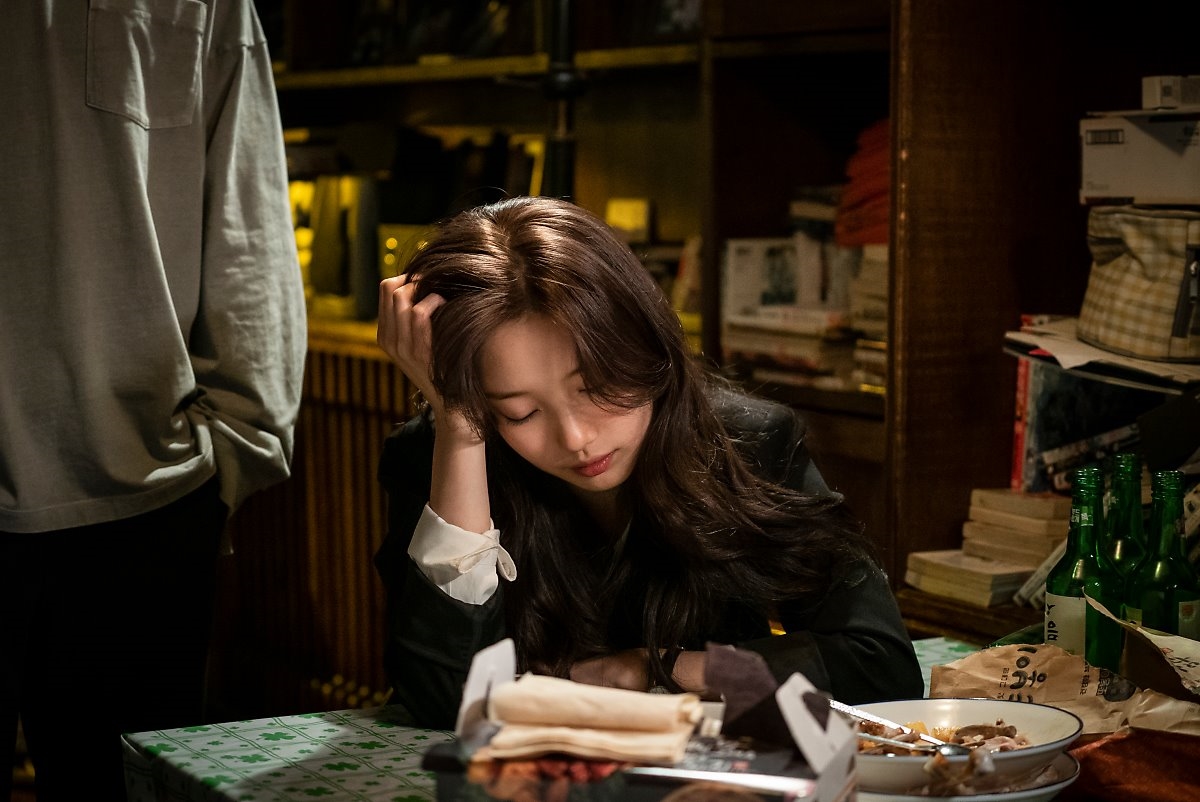 Suzy tung bộ ảnh hậu trường quay 'Vagabond' đẹp mê ly
