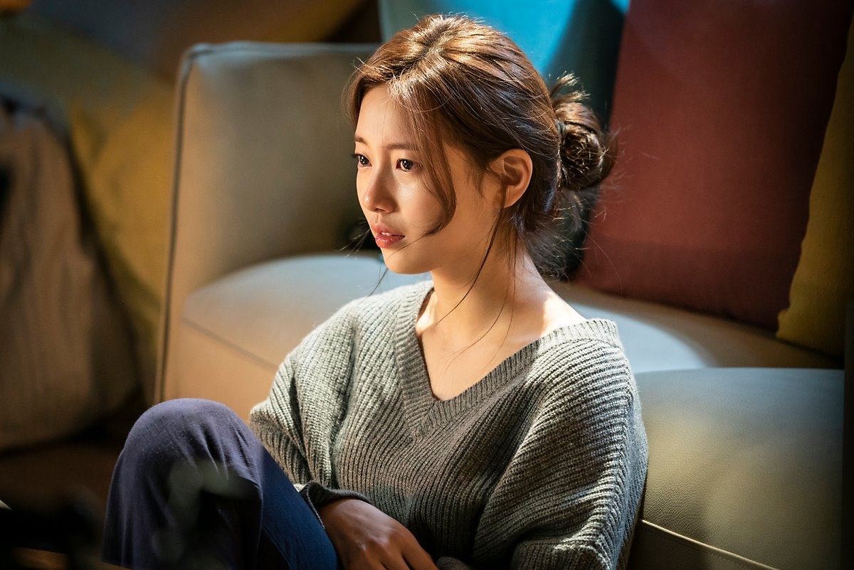 Suzy tung bộ ảnh hậu trường quay 'Vagabond' đẹp mê ly