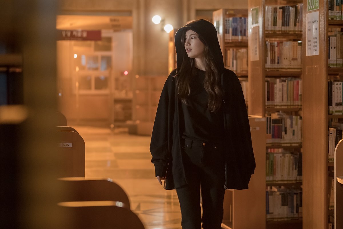 Suzy tung bộ ảnh hậu trường quay 'Vagabond' đẹp mê ly