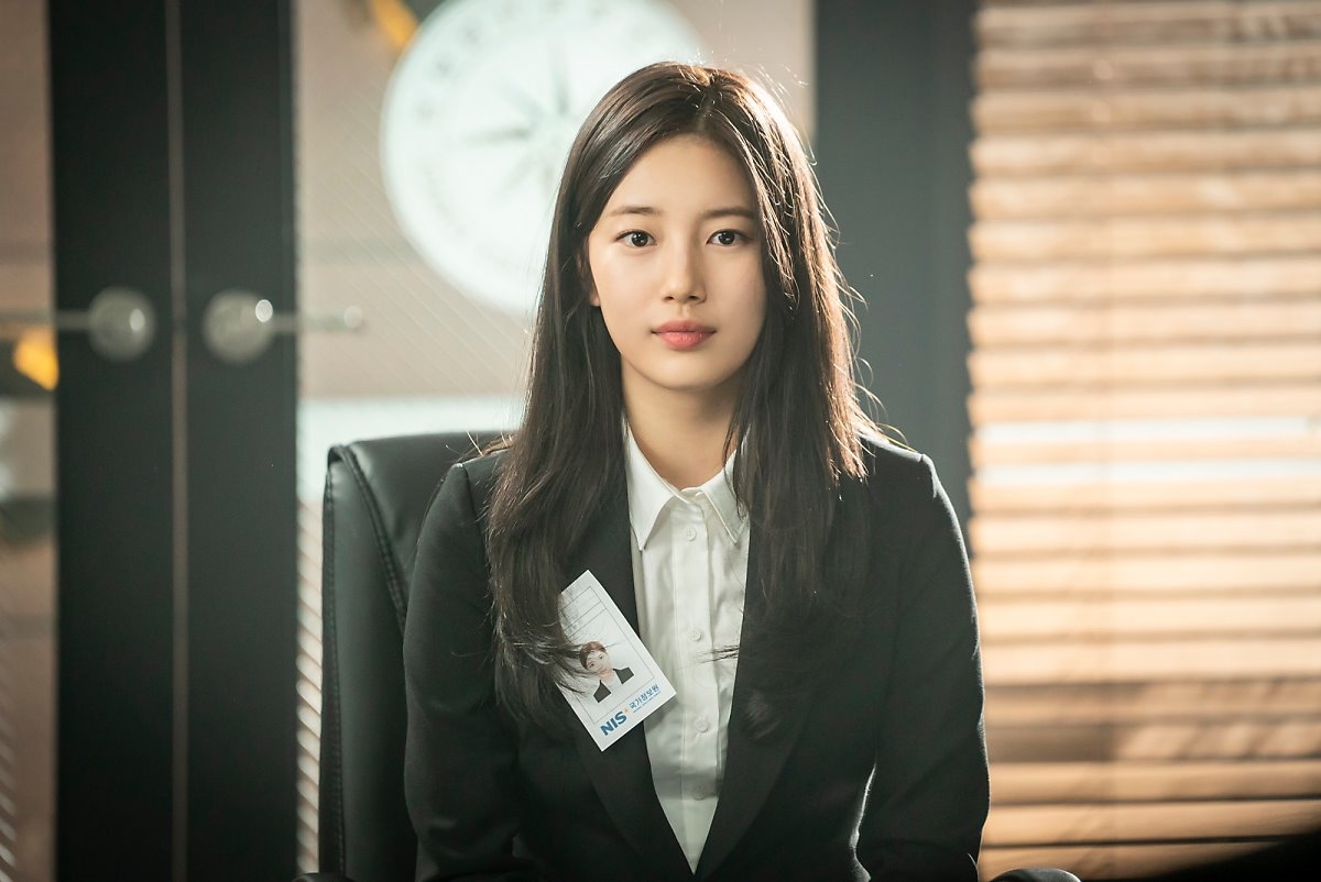 Suzy tung bộ ảnh hậu trường quay 'Vagabond' đẹp mê ly