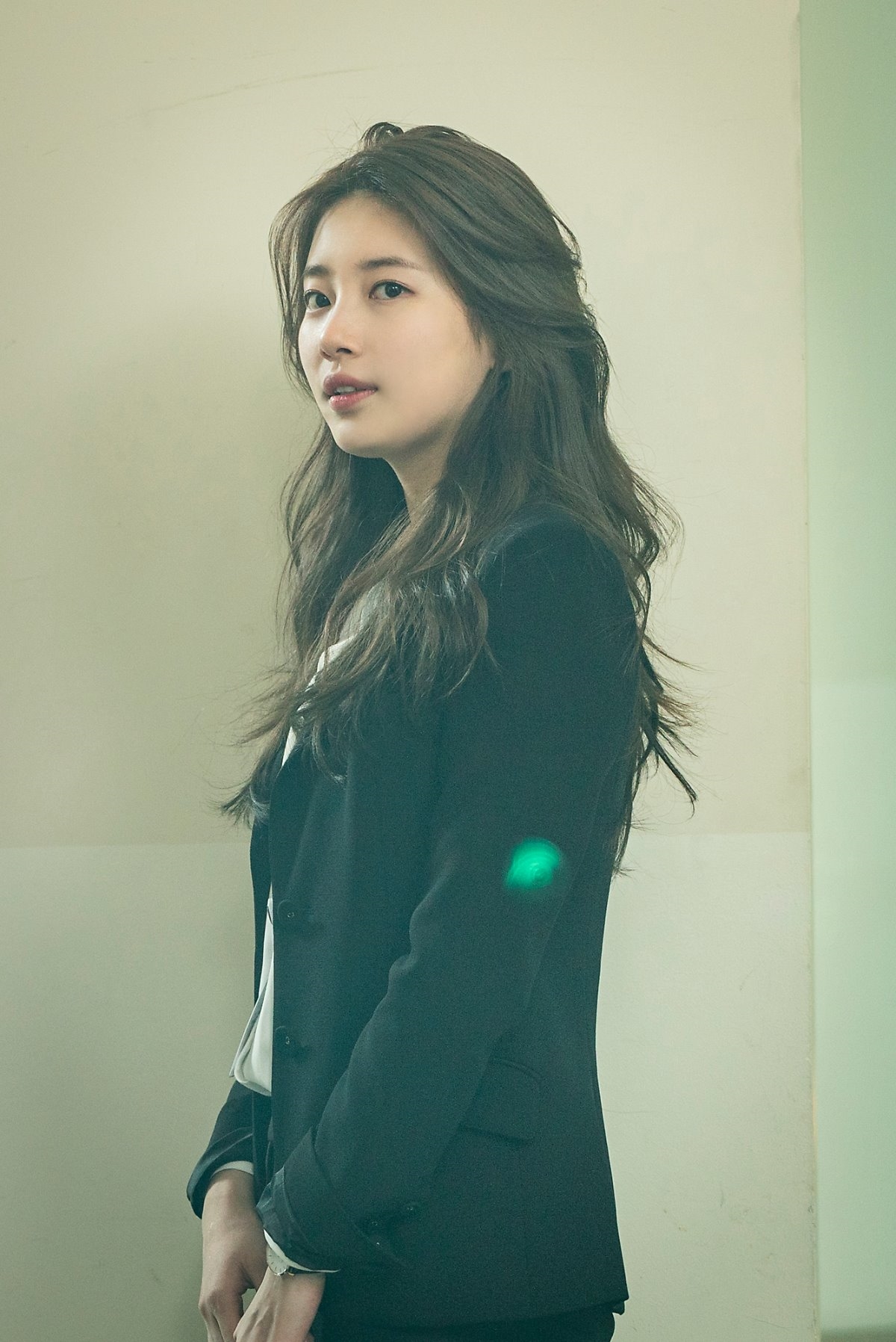 Suzy tung bộ ảnh hậu trường quay 'Vagabond' đẹp mê ly