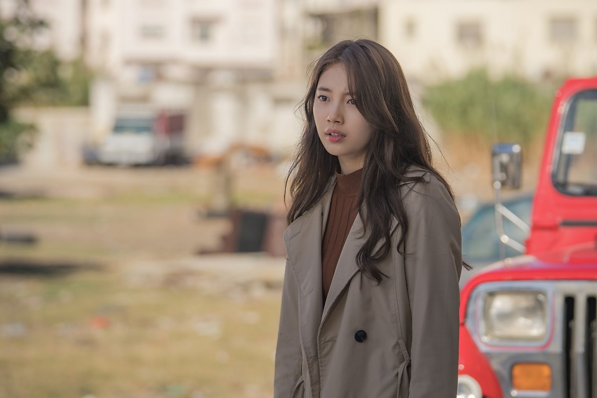 Suzy tung bộ ảnh hậu trường quay 'Vagabond' đẹp mê ly