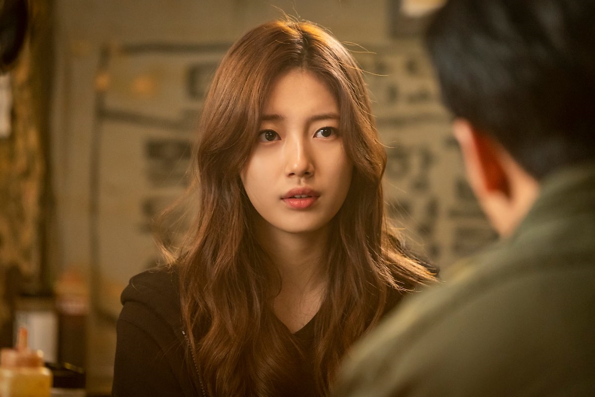 Suzy tung bộ ảnh hậu trường quay 'Vagabond' đẹp mê ly