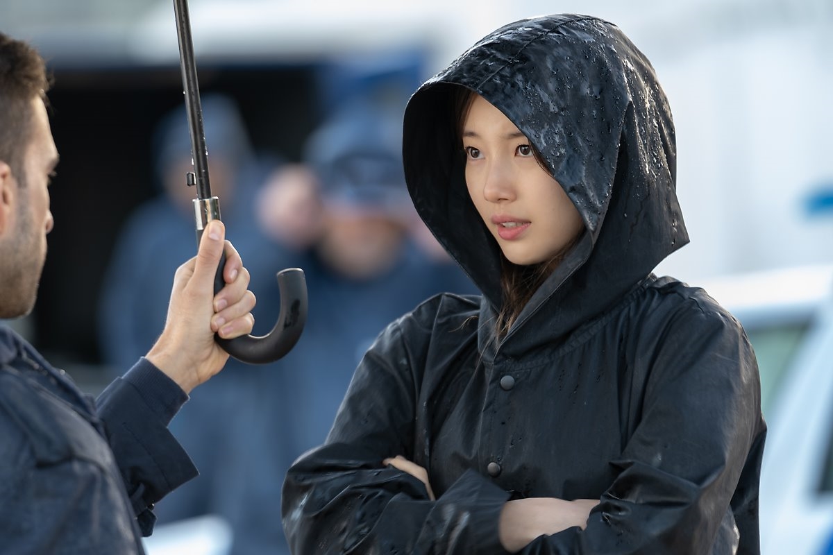 Suzy tung bộ ảnh hậu trường quay 'Vagabond' đẹp mê ly
