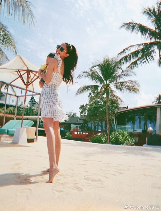 Trịnh Gia Dĩnh đưa con trai 8 tháng tuổi đi du lịch