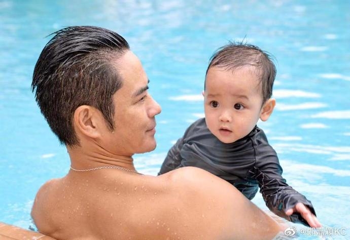 Trịnh Gia Dĩnh đưa con trai 8 tháng tuổi đi du lịch
