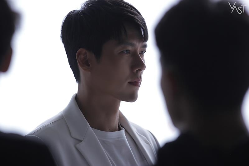 Hyun Bin tung bộ ảnh hậu trường quảng cáo mới đẹp trai rạng ngời
