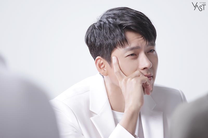 Hyun Bin tung bộ ảnh hậu trường quảng cáo mới đẹp trai rạng ngời