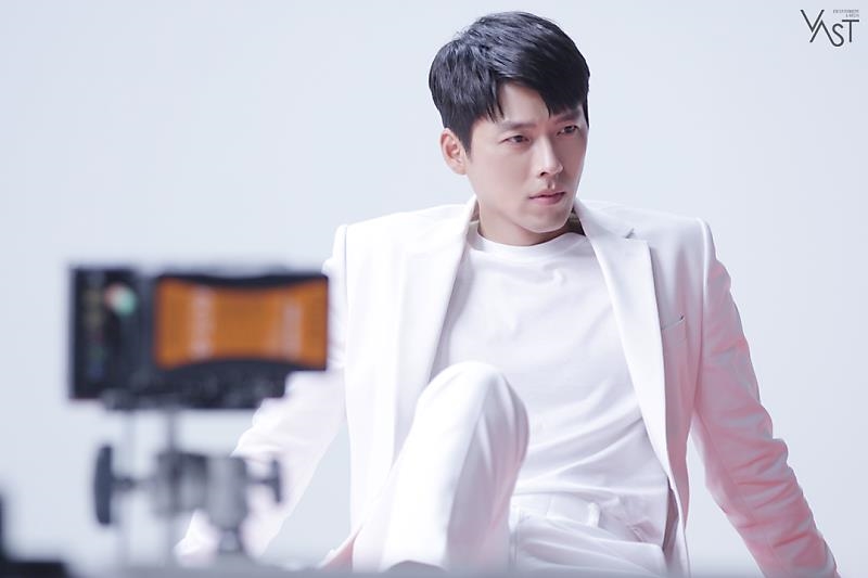 Hyun Bin tung bộ ảnh hậu trường quảng cáo mới đẹp trai rạng ngời