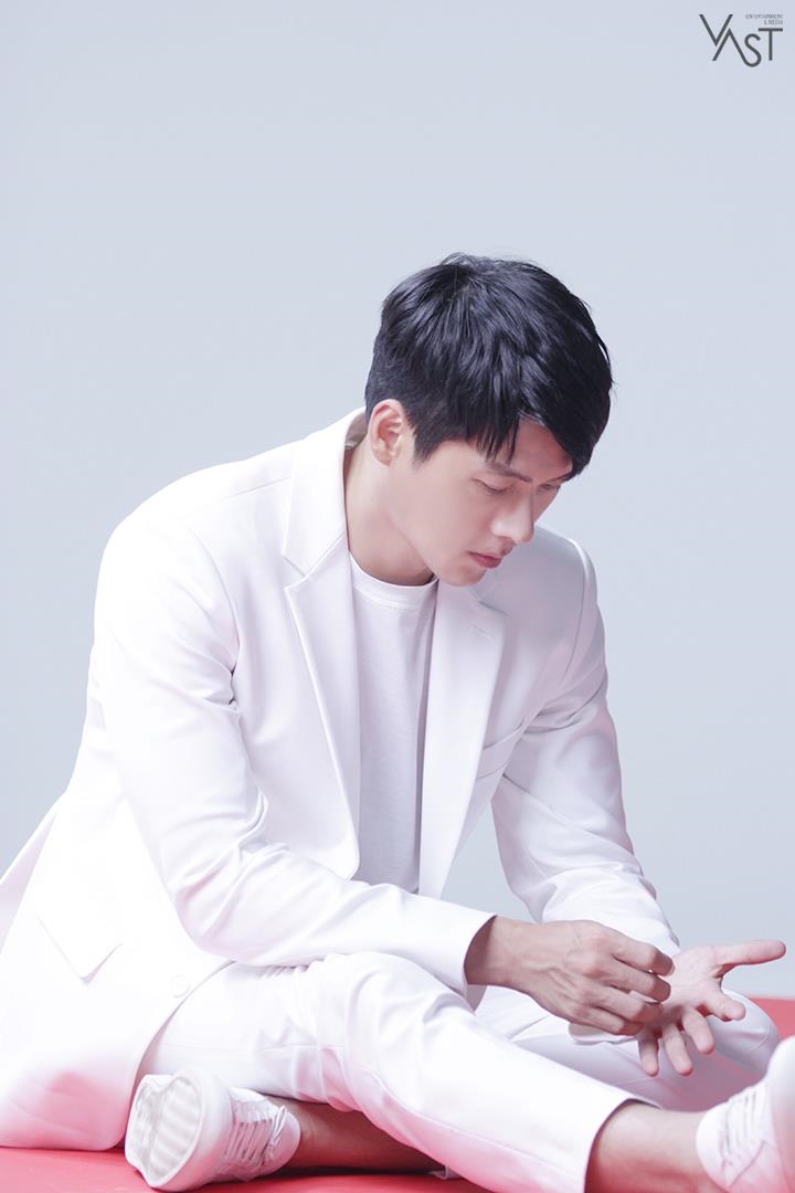 Hyun Bin tung bộ ảnh hậu trường quảng cáo mới đẹp trai rạng ngời