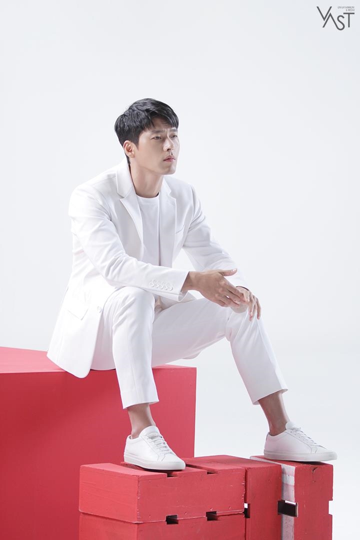 Hyun Bin tung bộ ảnh hậu trường quảng cáo mới đẹp trai rạng ngời