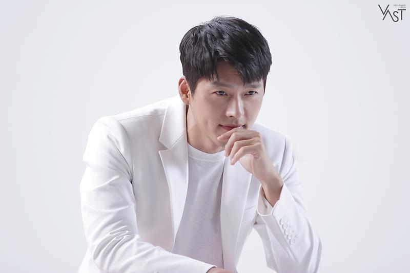 Hyun Bin tung bộ ảnh hậu trường quảng cáo mới đẹp trai rạng ngời