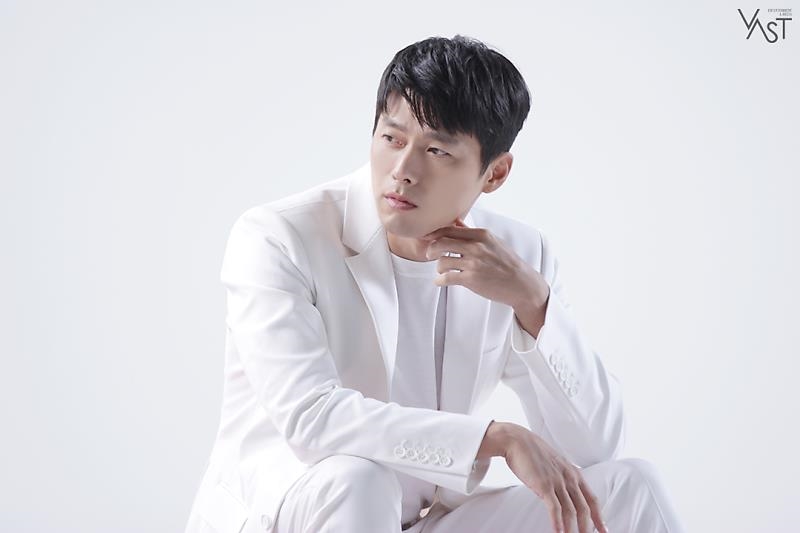 Hyun Bin tung bộ ảnh hậu trường quảng cáo mới đẹp trai rạng ngời
