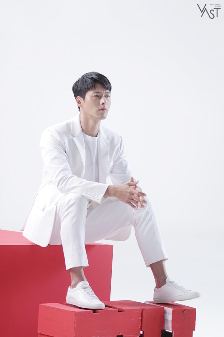Hyun Bin tung bộ ảnh hậu trường quảng cáo mới đẹp trai rạng ngời