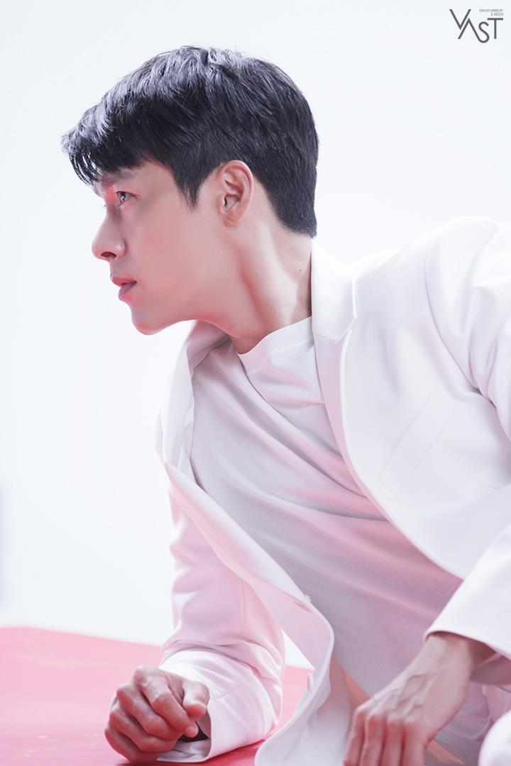 Hyun Bin tung bộ ảnh hậu trường quảng cáo mới đẹp trai rạng ngời