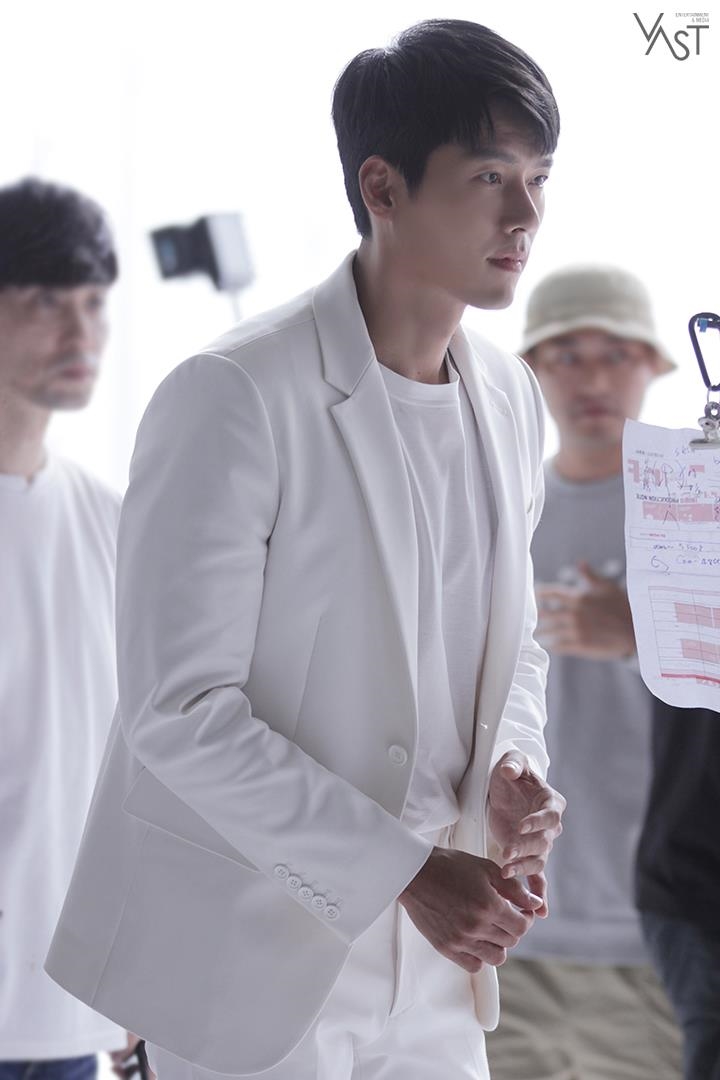 Hyun Bin tung bộ ảnh hậu trường quảng cáo mới đẹp trai rạng ngời