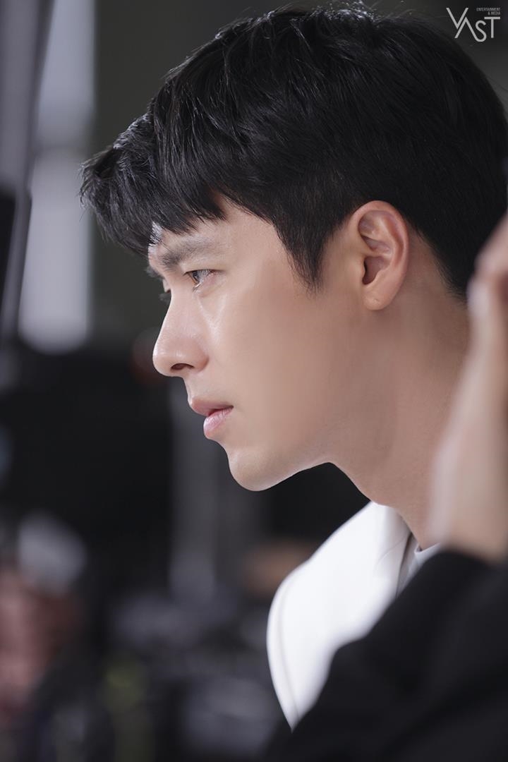 Hyun Bin tung bộ ảnh hậu trường quảng cáo mới đẹp trai rạng ngời