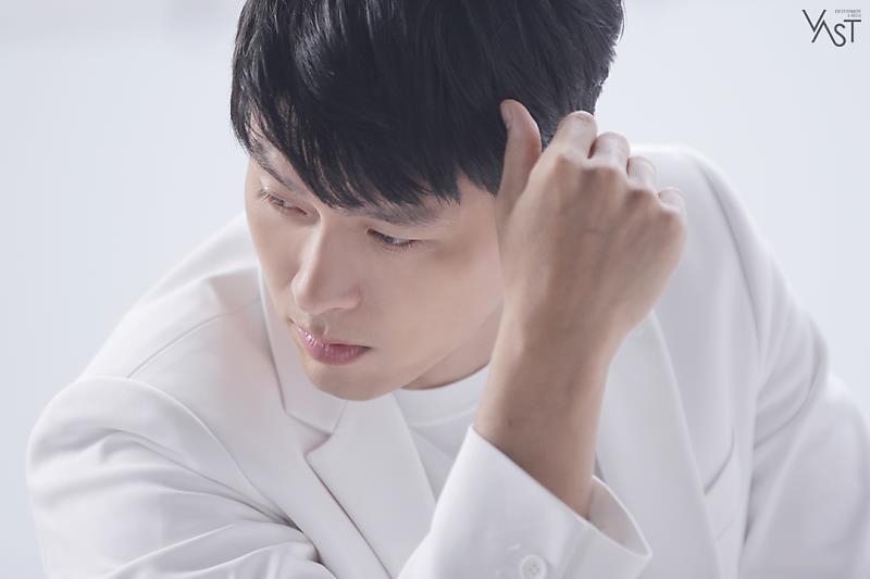 Hyun Bin tung bộ ảnh hậu trường quảng cáo mới đẹp trai rạng ngời