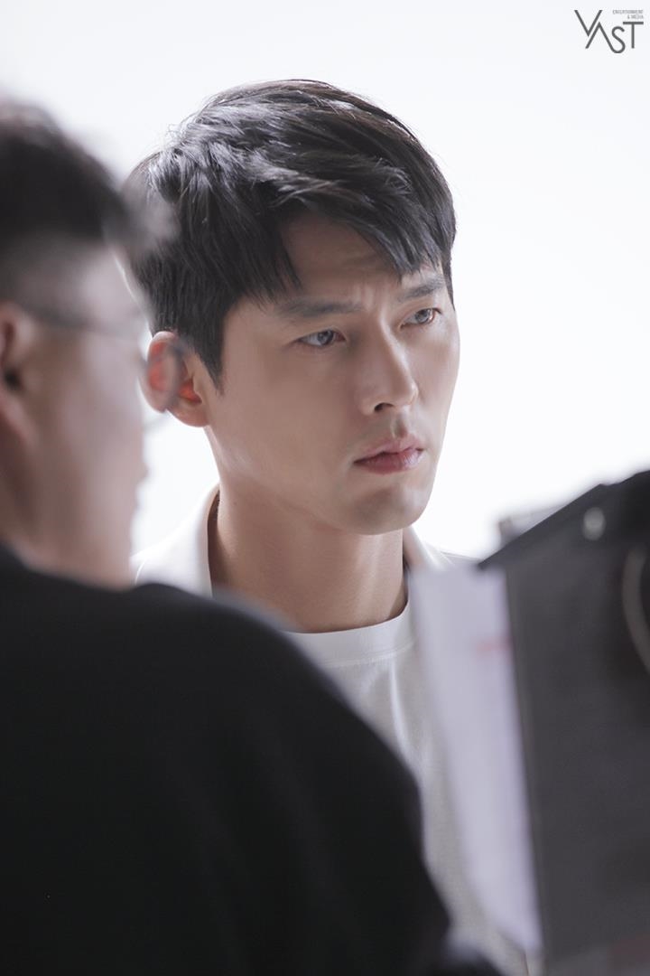 Hyun Bin tung bộ ảnh hậu trường quảng cáo mới đẹp trai rạng ngời