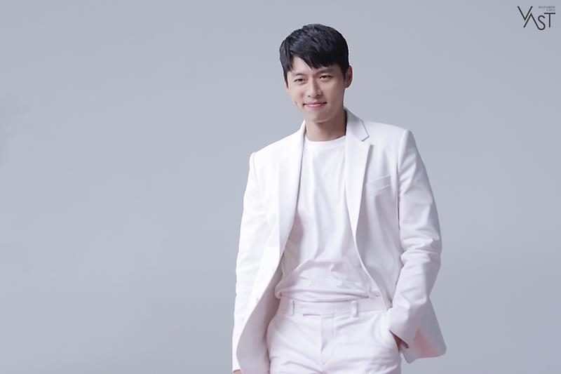 Hyun Bin tung bộ ảnh hậu trường quảng cáo mới đẹp trai rạng ngời