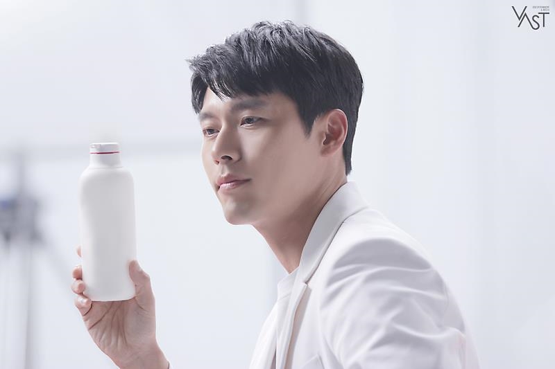 Hyun Bin tung bộ ảnh hậu trường quảng cáo mới đẹp trai rạng ngời