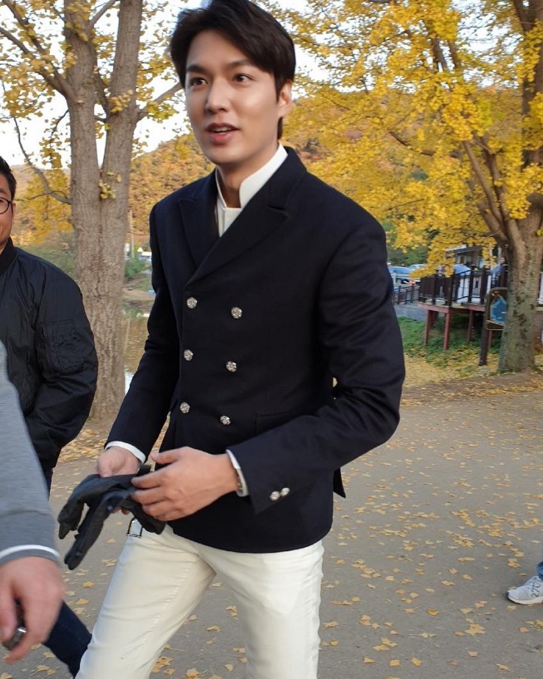 Lee Min Ho nổi bật khi quay phim mới giữa khung cảnh mùa thu xinh đẹp