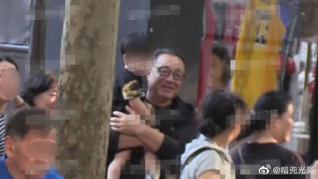 AngelaBaby và bố mẹ chồng đưa con trai đi chơi giữa bão ly hôn