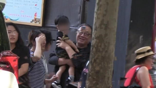 AngelaBaby và bố mẹ chồng đưa con trai đi chơi giữa bão ly hôn
