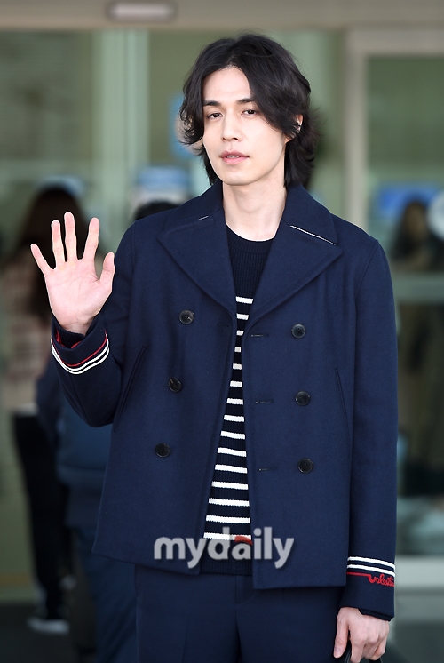 Lee Dong Wook đẹp nổi bật với mái tóc dài ở sân bay đi nước ngoài