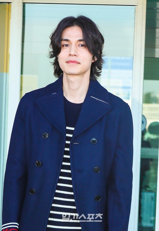 Lee Dong Wook đẹp nổi bật với mái tóc dài ở sân bay đi nước ngoài
