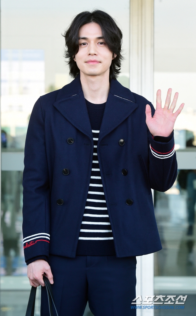 Lee Dong Wook đẹp nổi bật với mái tóc dài ở sân bay đi nước ngoài