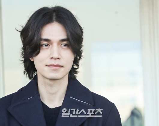 Lee Dong Wook đẹp nổi bật với mái tóc dài ở sân bay đi nước ngoài