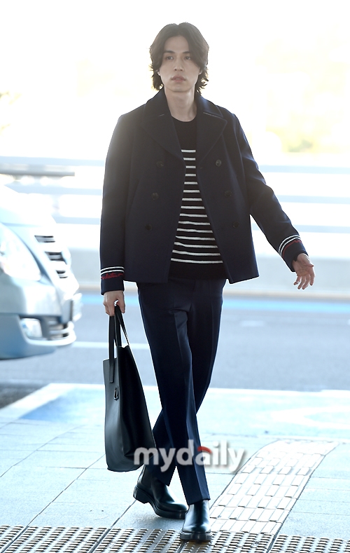 Lee Dong Wook đẹp nổi bật với mái tóc dài ở sân bay đi nước ngoài