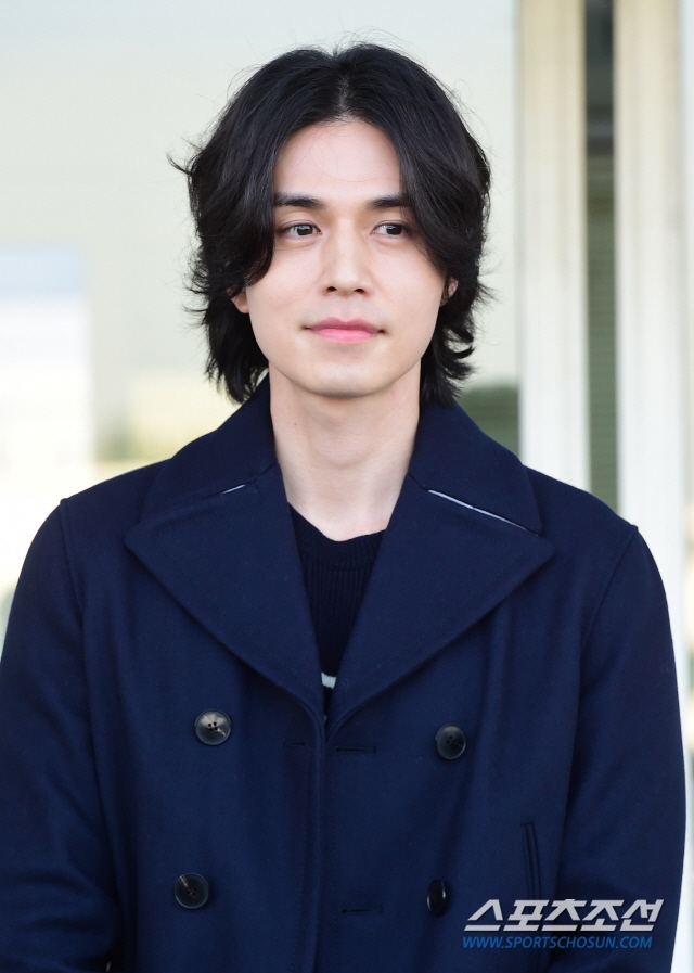 Lee Dong Wook đẹp nổi bật với mái tóc dài ở sân bay đi nước ngoài