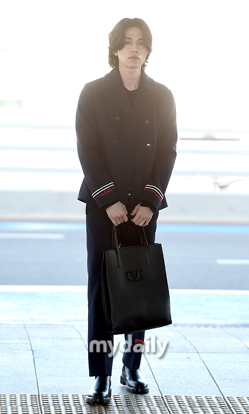 Lee Dong Wook đẹp nổi bật với mái tóc dài ở sân bay đi nước ngoài