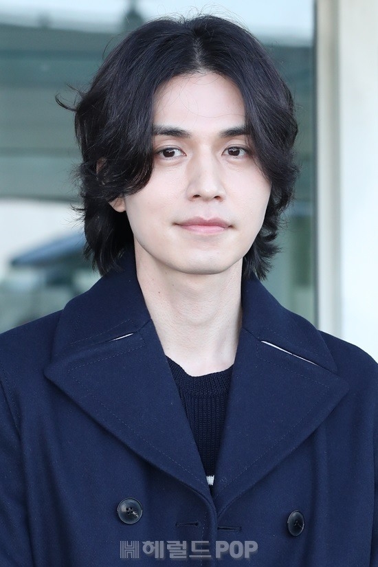 Lee Dong Wook đẹp nổi bật với mái tóc dài ở sân bay đi nước ngoài