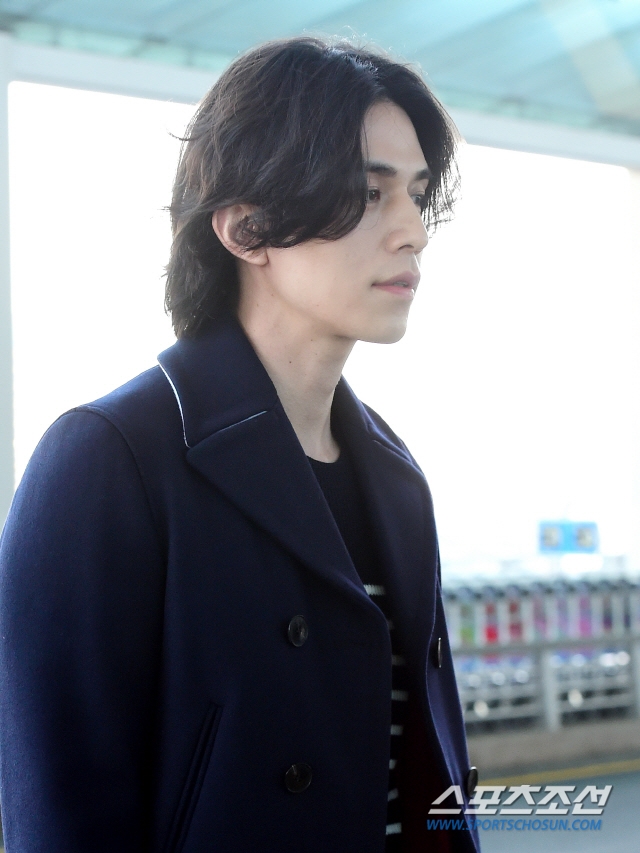 Lee Dong Wook đẹp nổi bật với mái tóc dài ở sân bay đi nước ngoài