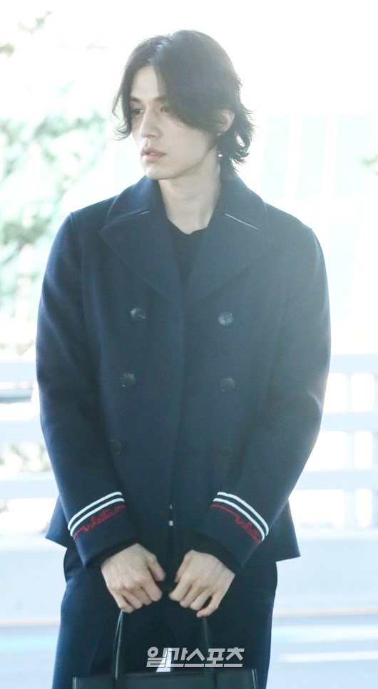 Lee Dong Wook đẹp nổi bật với mái tóc dài ở sân bay đi nước ngoài