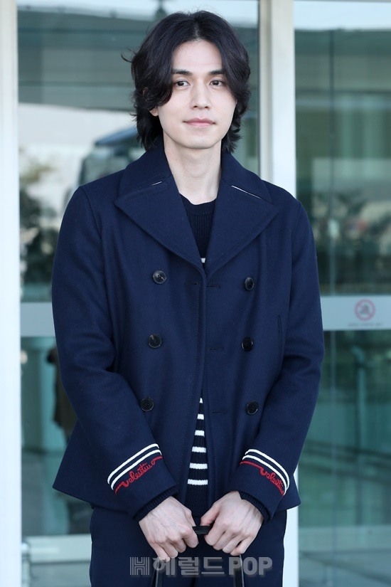 Lee Dong Wook đẹp nổi bật với mái tóc dài ở sân bay đi nước ngoài