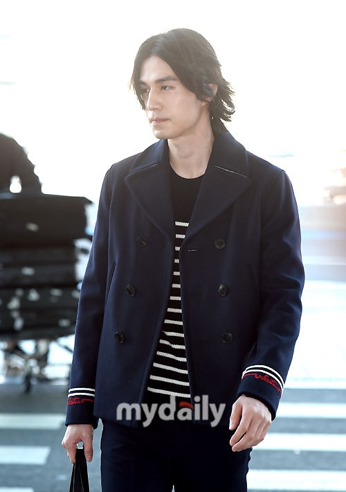 Lee Dong Wook đẹp nổi bật với mái tóc dài ở sân bay đi nước ngoài
